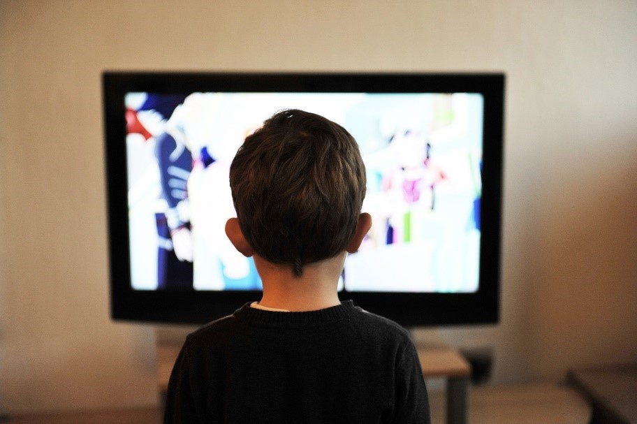 Child watching TV. Source: Pixabay